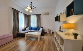 Charming Apartment 6 M From The Main Street
